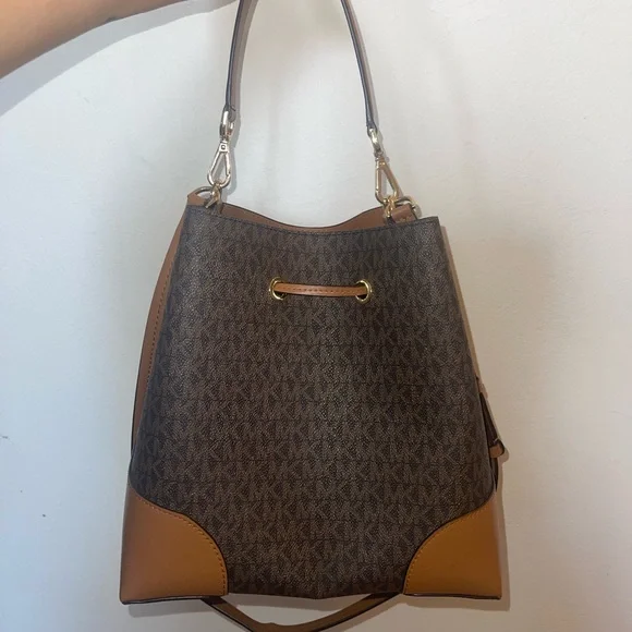 Michael Kors Signature Bucket Bag - Picture 2 of 7